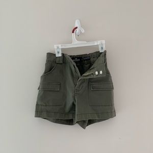 💚HOLLISTER GREEN CARGO SHORTS💚